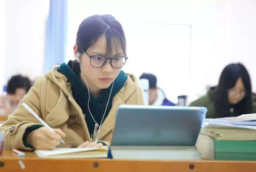 学术界四大“妲己”，精彩堪比邓文迪，高学历背后是怎样的经历