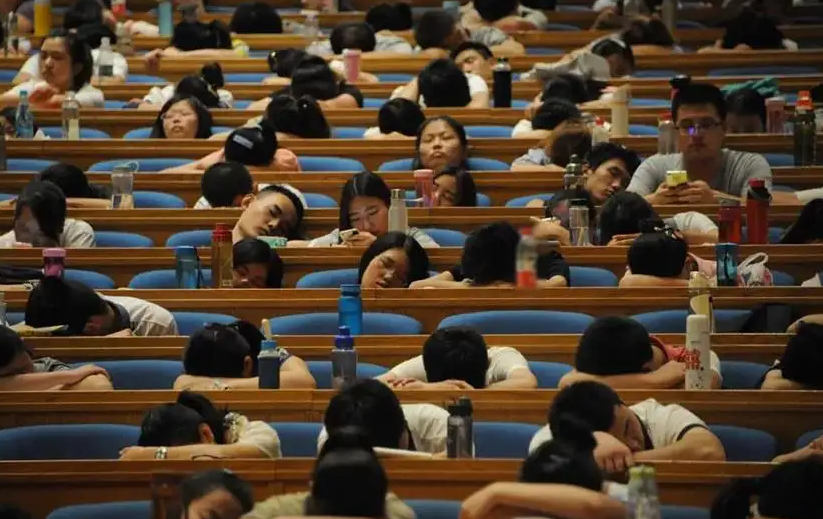 重庆某高校现“美女老师”，颜值超高撞脸lisa，学生慕名来蹭课