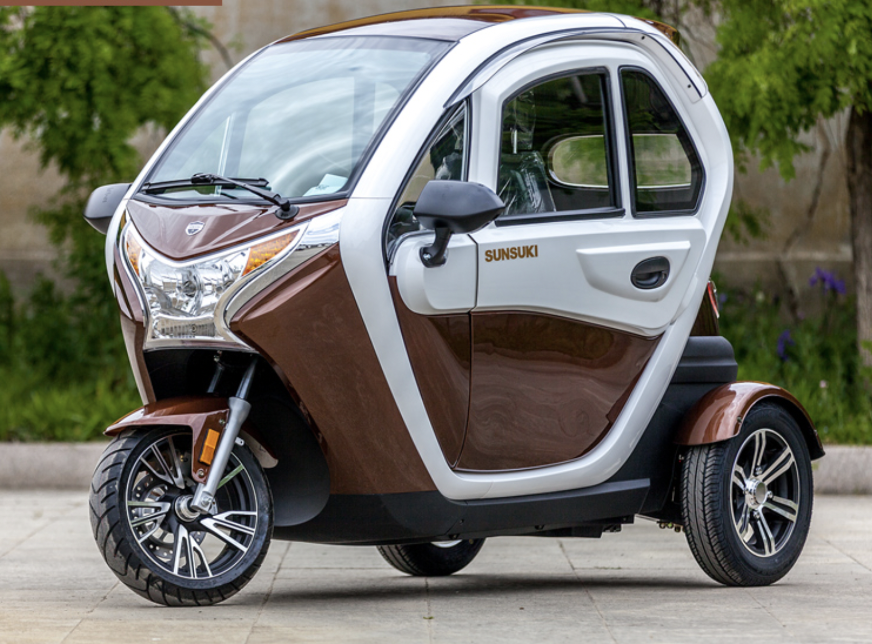 首先阳光铃木这款电动三轮车外观很有科技感,前置全新的鹰眼大灯,弧形