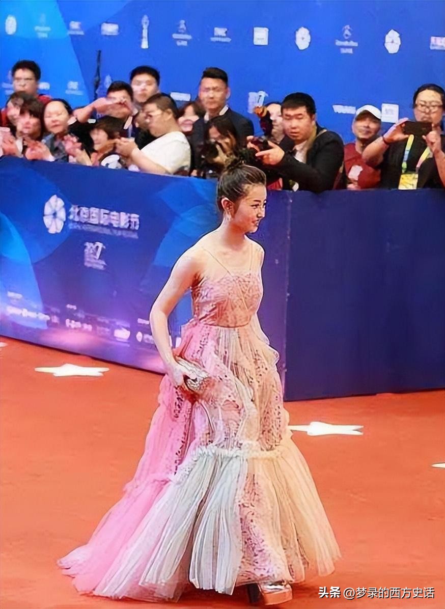 上半身貌美如花，下半身歪七八扭，这9位女星镜头前后反差好大