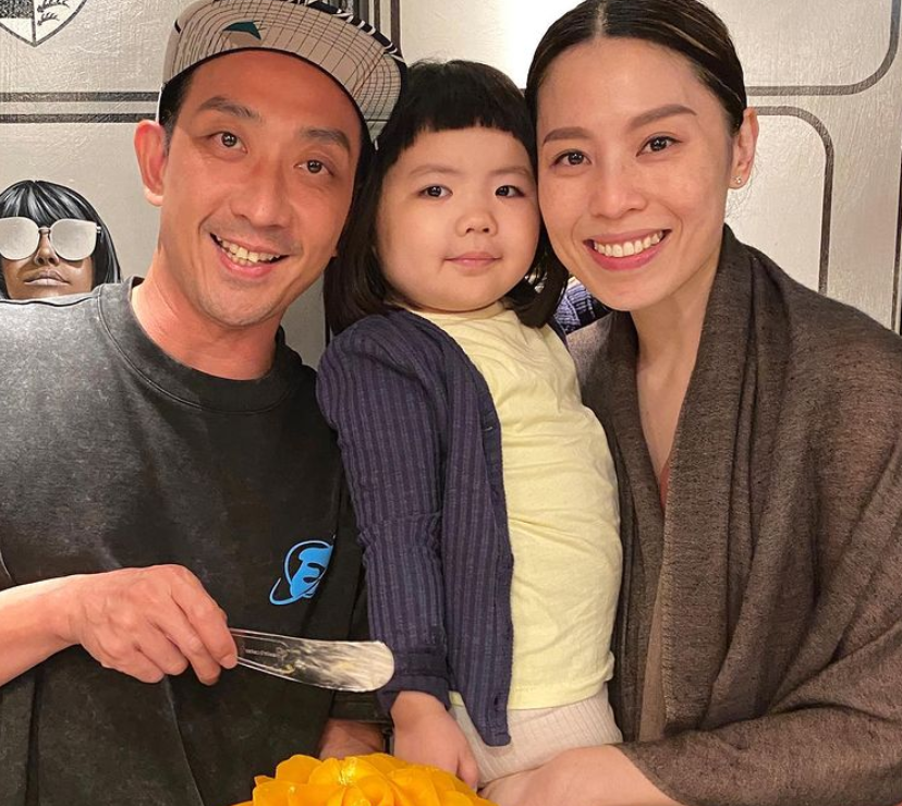 陈冠希父亲节与李灿森聚会心情好，开心晒女儿的礼物，称心融化了