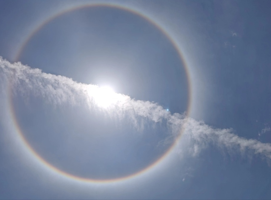 北京上空出现"七彩祥云",不是彩虹,到底怎么回事?