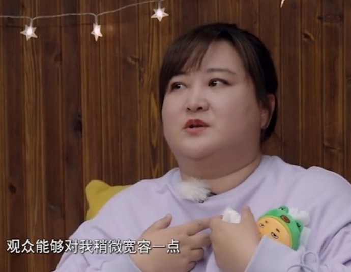 贾玲不请杨迪吃饭被骂刻薄？对恶评流泪请求：希望大家宽容一点