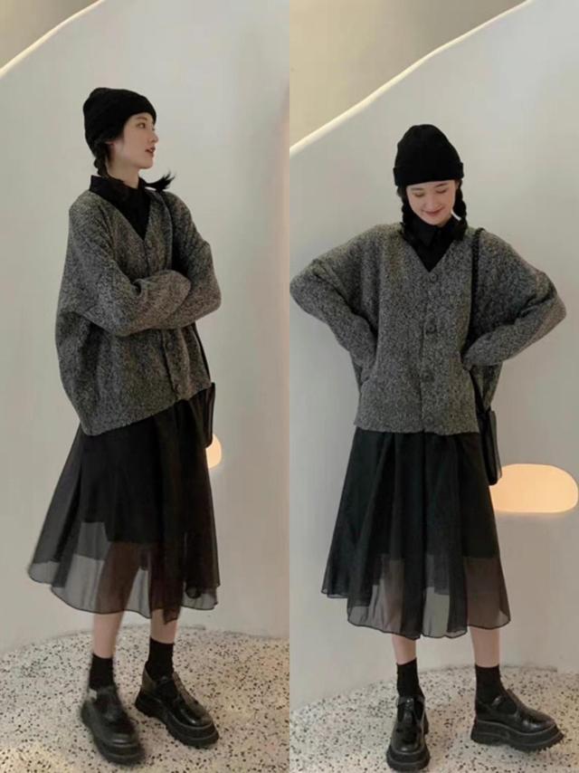 黑色纱裙配什么上衣好看(纱裙这样穿优雅有气质)