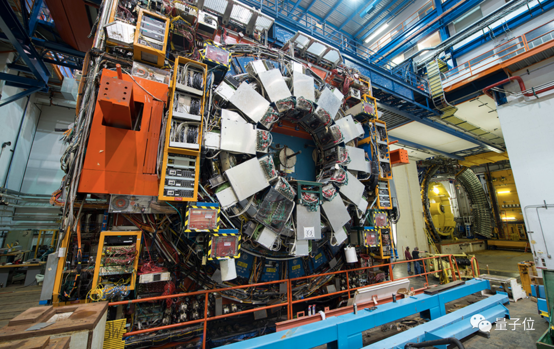 Science封面引爆物理学界:W玻色子超重,粒子物理标准模型又裂开了