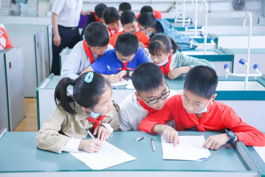 黄甲小学开展“人人参与科技节，我的科技节我做主”科技节活动