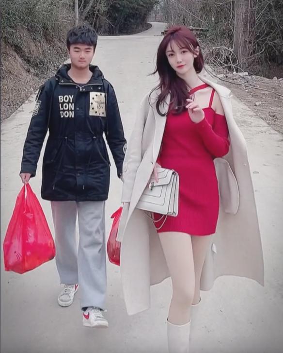 大学课堂上，美女教师讲课“火了”，网友：现在复读还来得及吗？