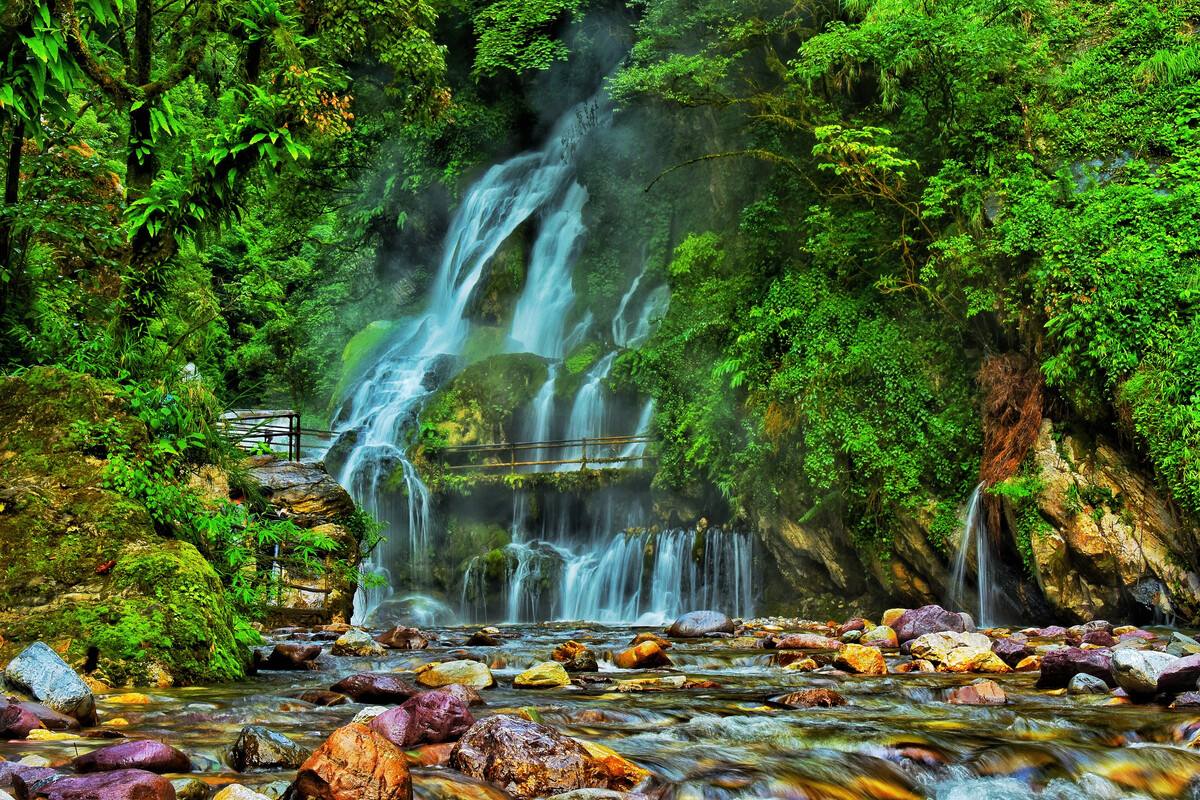 被報道為“世界最美溫泉”，是世界上最大的溫泉瀑布，就在四川省