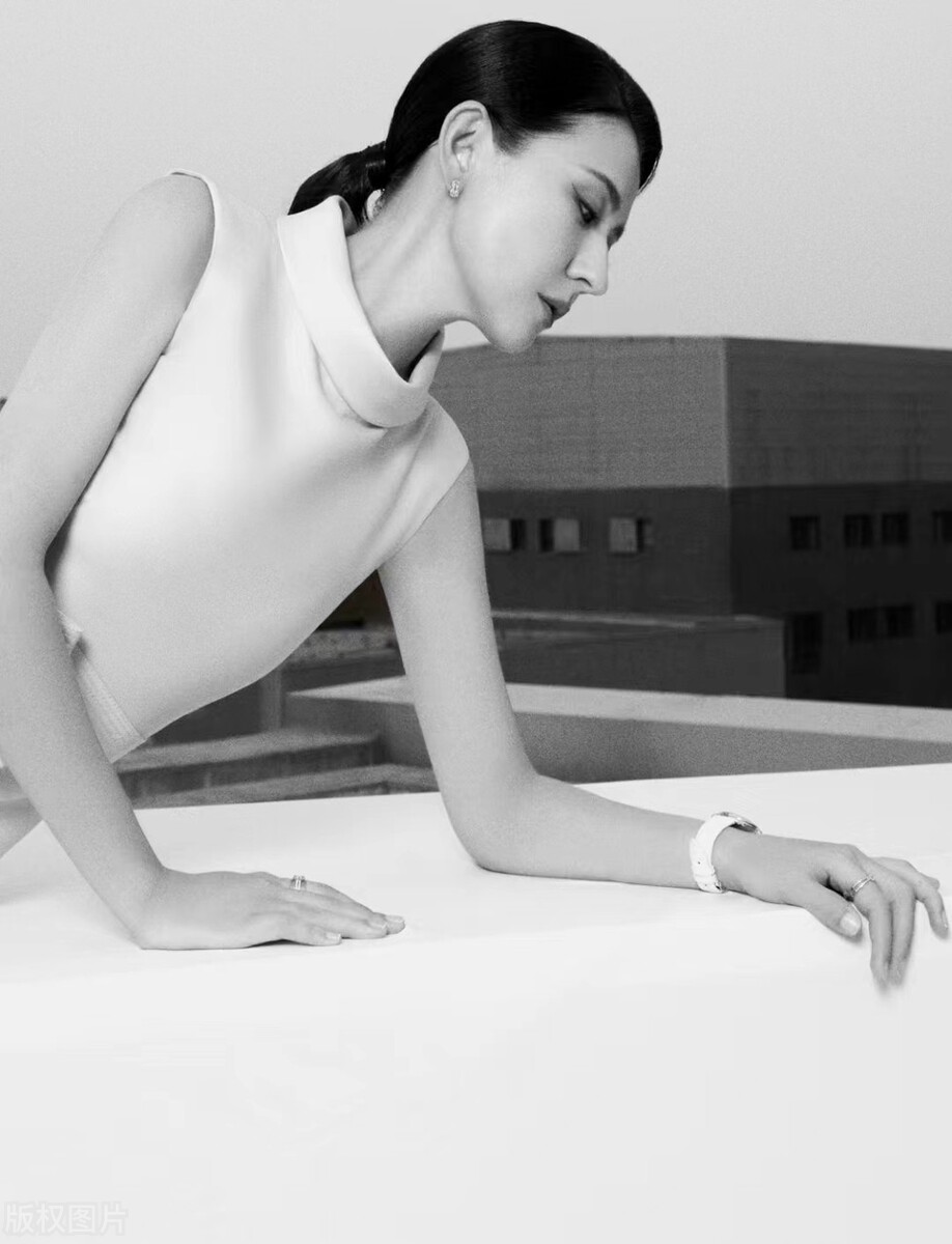 热依扎天台城市大片 黄色裙摆照应美好瞬间