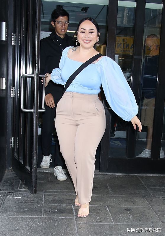 Carla Morrison现身街头，身穿蓝色上衣搭灰色长裤微胖有型