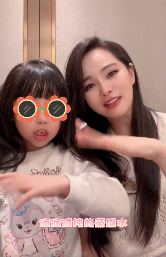 54岁伊能静与女儿合唱，5岁米粒越长越像妈妈，母女卖萌超有爱