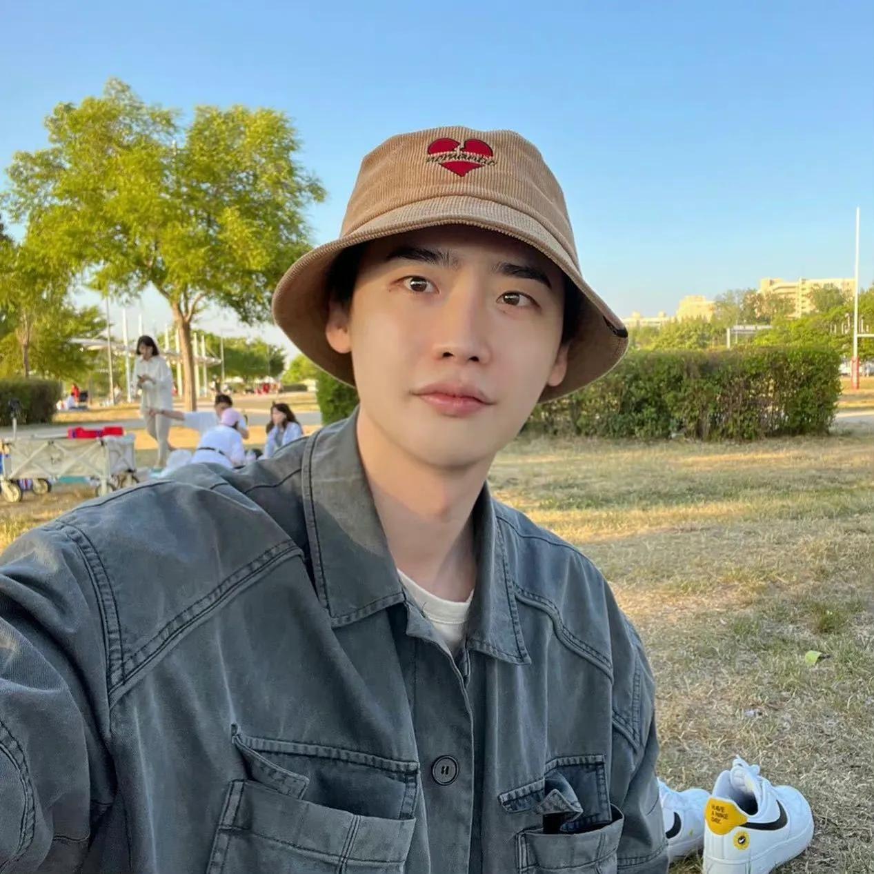 李钟硕平台晒自拍照，爱心刘海发型加上俊美颜值帅气十足