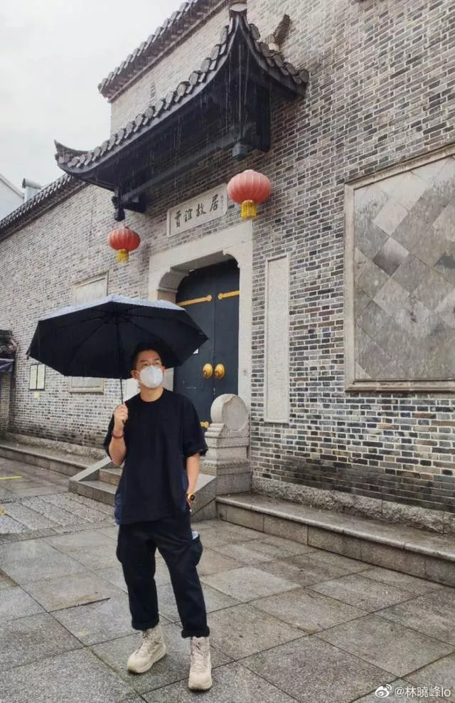 8月6日，林晓峰icon展示了一张在京开会的照片，穿着西装，头发油腻腻的