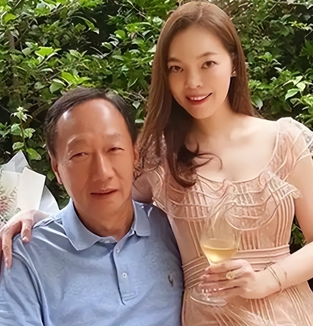 34岁当富士康老板娘，6年3胎稳当百亿豪门阔太，曾馨莹凭什么？