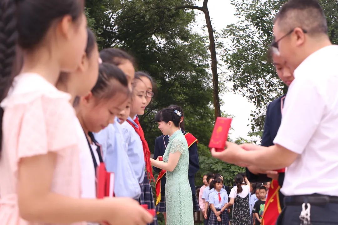 四川天府新区白沙小学举行庆六一表彰活动暨一年级分批入队仪式