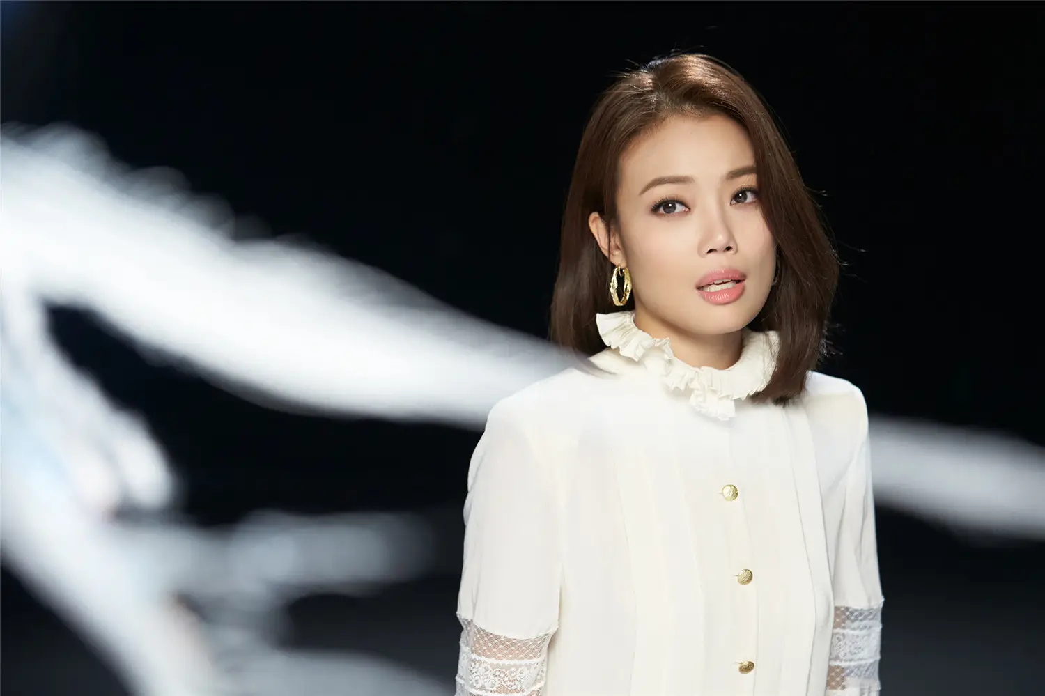 63岁杨丽萍视频秀舞指甲折断成热闻，明星天价身体部位知多少