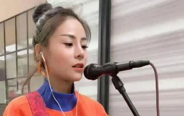 花姐狂浪:从街头卖唱到粉丝千万,只用了2首歌就做到了名利双收
