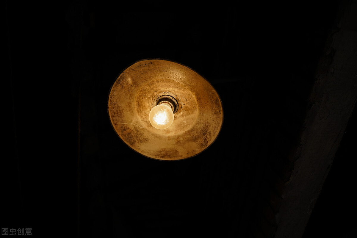 农村人过年晚上为何要灯火通明,不熄灯不是浪费能源吗?