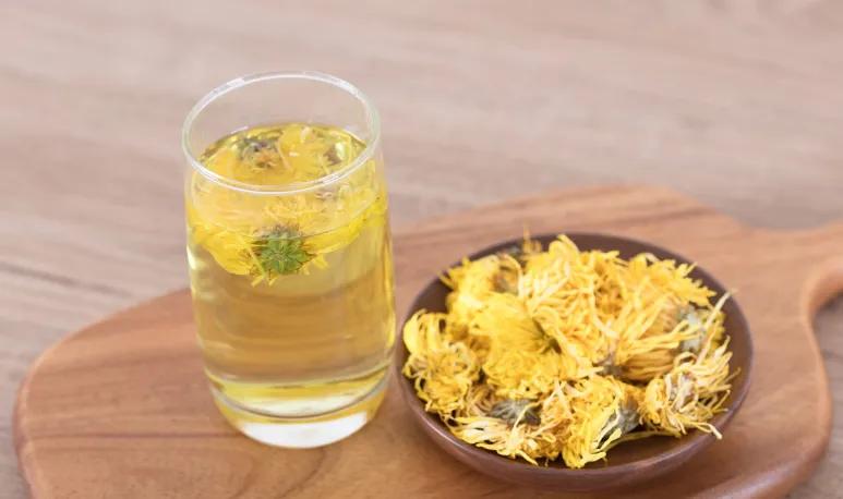 菊花泡水好处多多，菊花茶如何选？老茶友教你一招，不妨多做了解