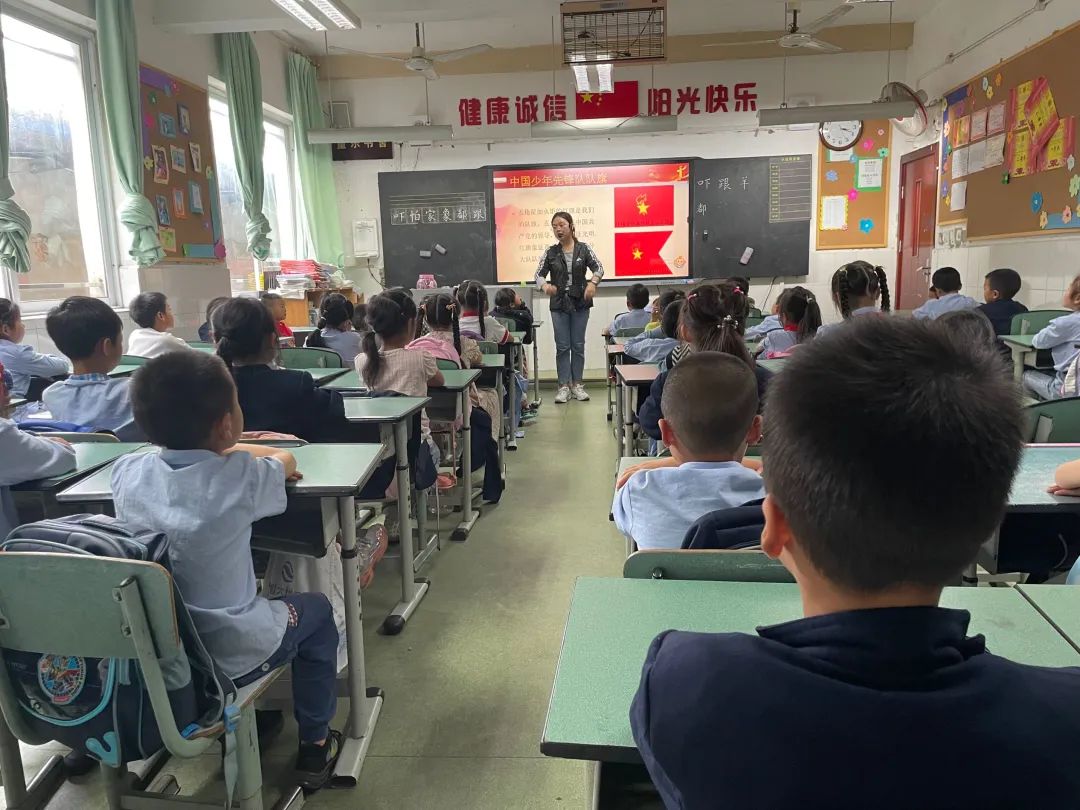 四川天府新区白沙小学举行庆六一表彰活动暨一年级分批入队仪式