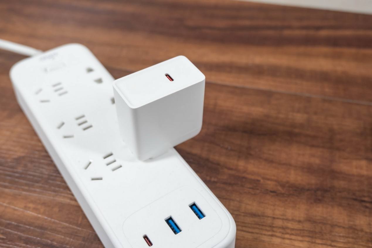 小巧便携高功率，充电更快更省时，aigo充电器C口65W体验