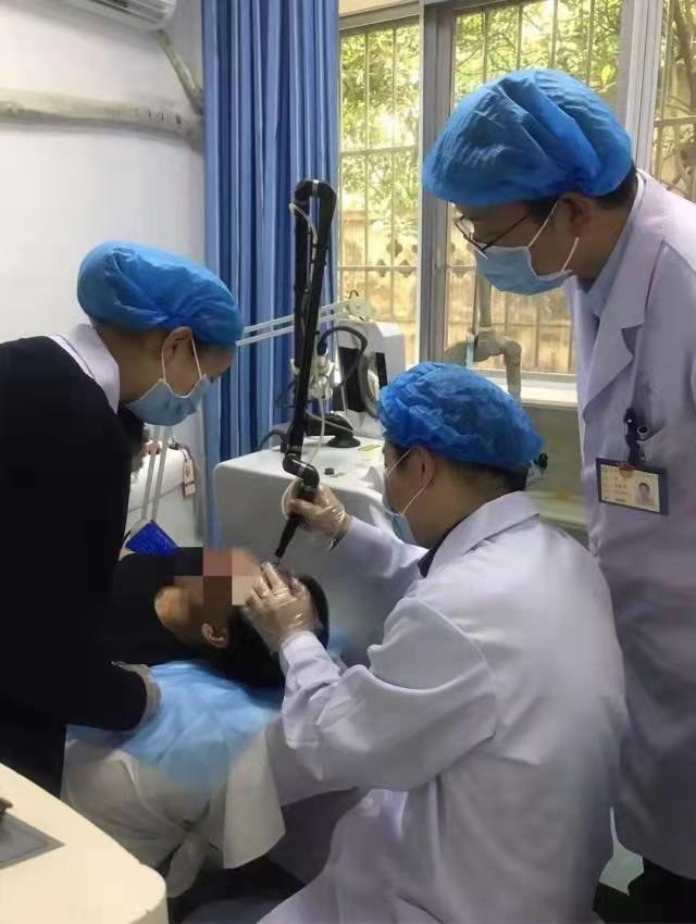 13岁女孩挤痘痘诱发败血症！看似平常的5个小动作，可能会致命