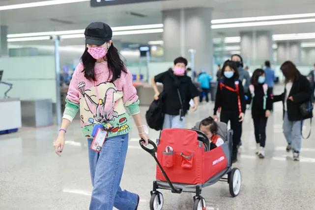 蔡少芬带三娃出行好操心，2岁儿子坐婴儿车超酷，俩女儿乖巧懂事
