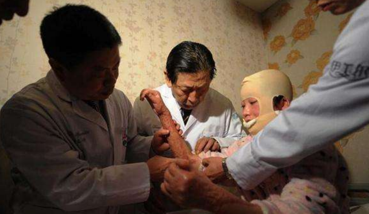 10年前，为了爱情不择手段的官二代，当街泼汽油报复16岁少女周岩