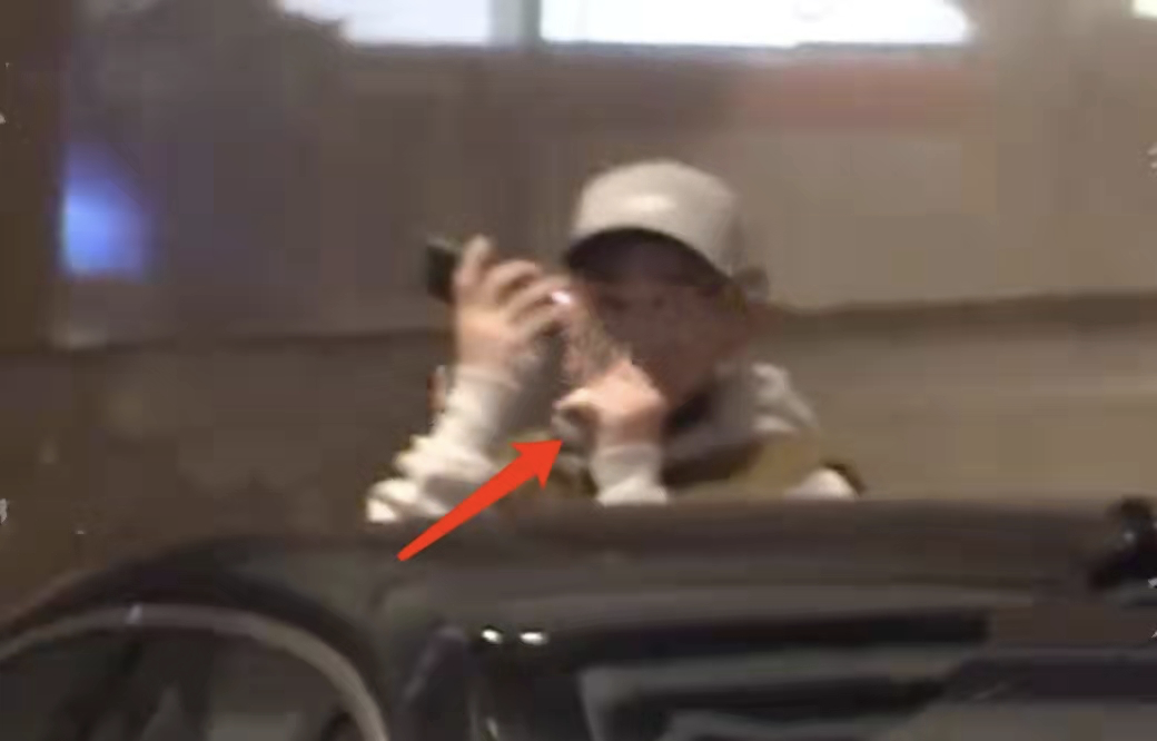 陈小春直播翻车后现身，与应采儿接儿子，门口不停吸烟疑心情不佳