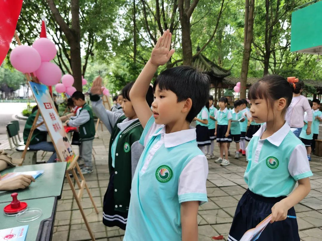 四川天府新区永兴小学一年级的孩子们在香樟林开展入队闯关活动