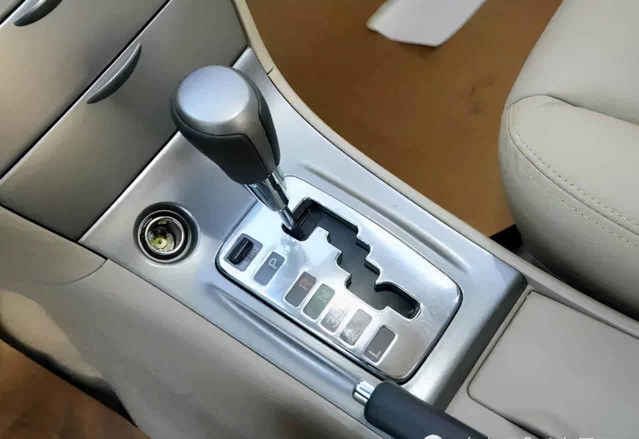 现在买车，到底是买手动挡好还是自动挡好？哪种才不掉价？
