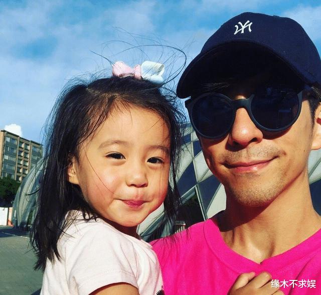 修杰楷偏爱大女儿咘咘？他镜头下7岁的咘咘，既乖巧又漂亮