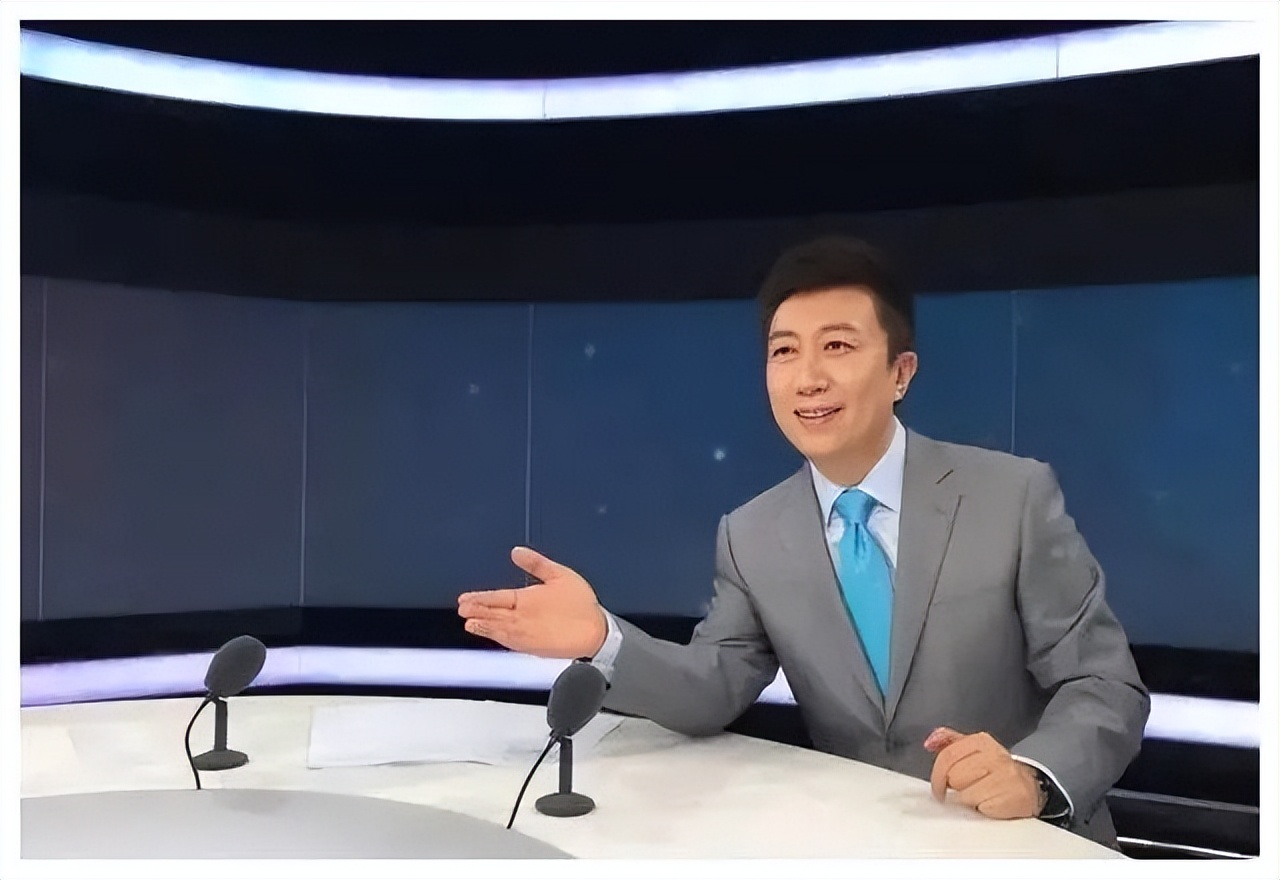 央视主持人陈伟鸿：55岁依然儒雅知性，一儿一女让人很羡慕