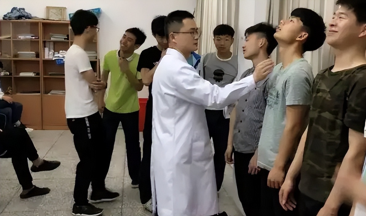 高考体检需要“一丝不挂”？学生扭捏且表示尴尬，体检医生很无奈