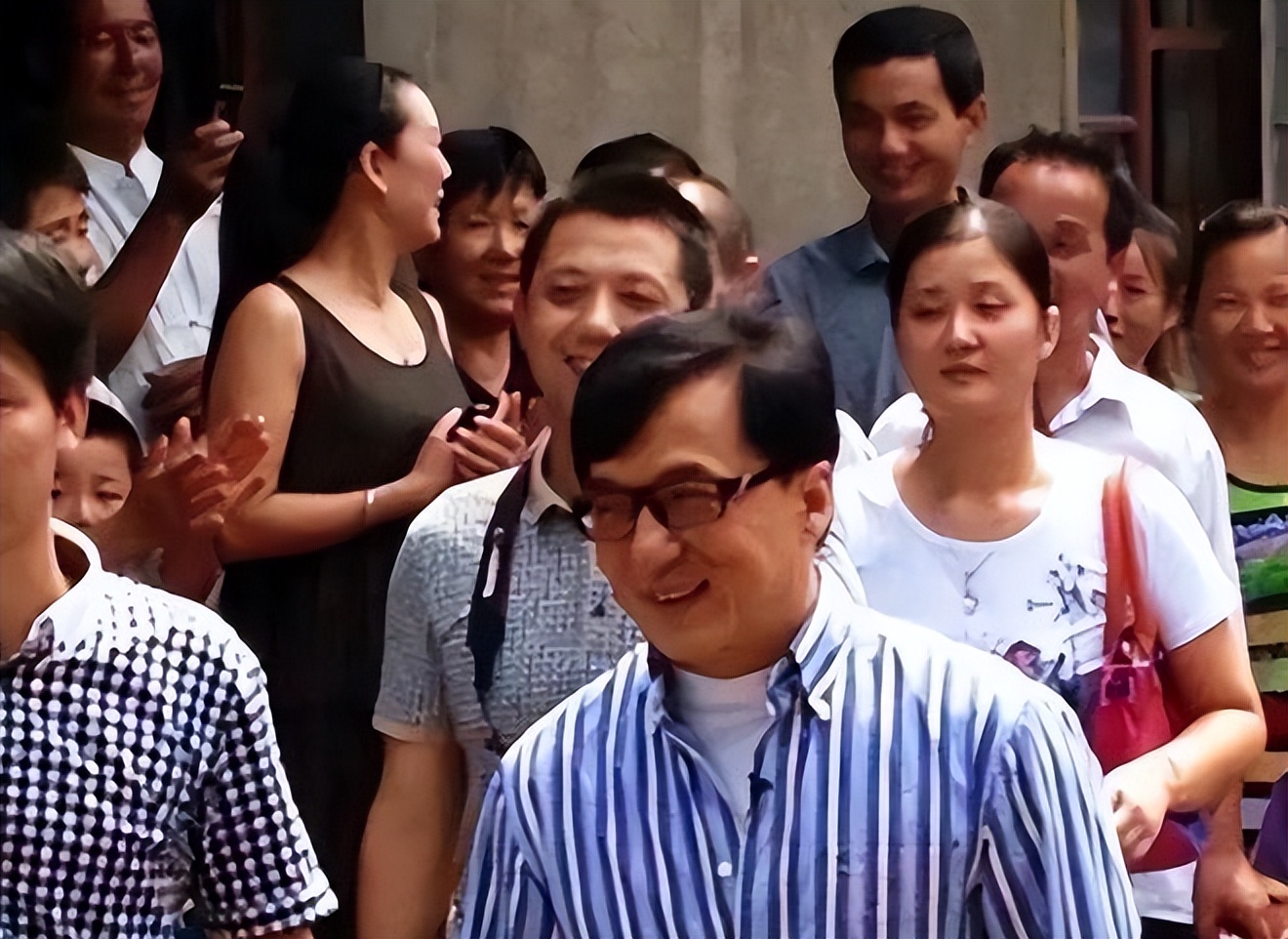 2007年成龙和亲哥安徽相认，对方一贫如洗，他有没有帮帮哥哥们