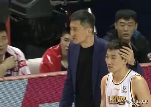 nba投篮对手为什么要打掉(杜锋安抚孙铭徽，垫脚不是故意的，那赵岩昊牙齿被打掉，怎么解释)