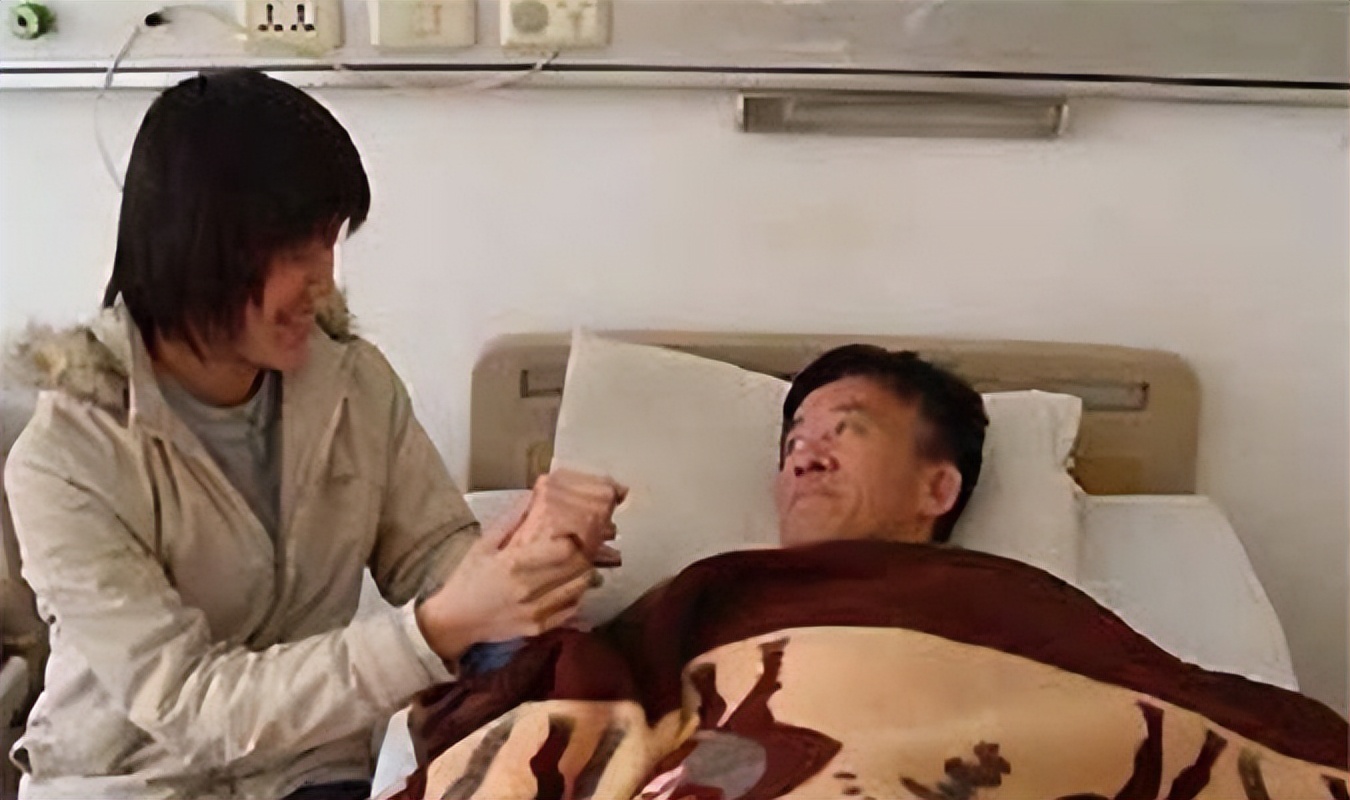 17年前，与瘫痪父亲相依为命、高考763分的广西女孩，后来如何？