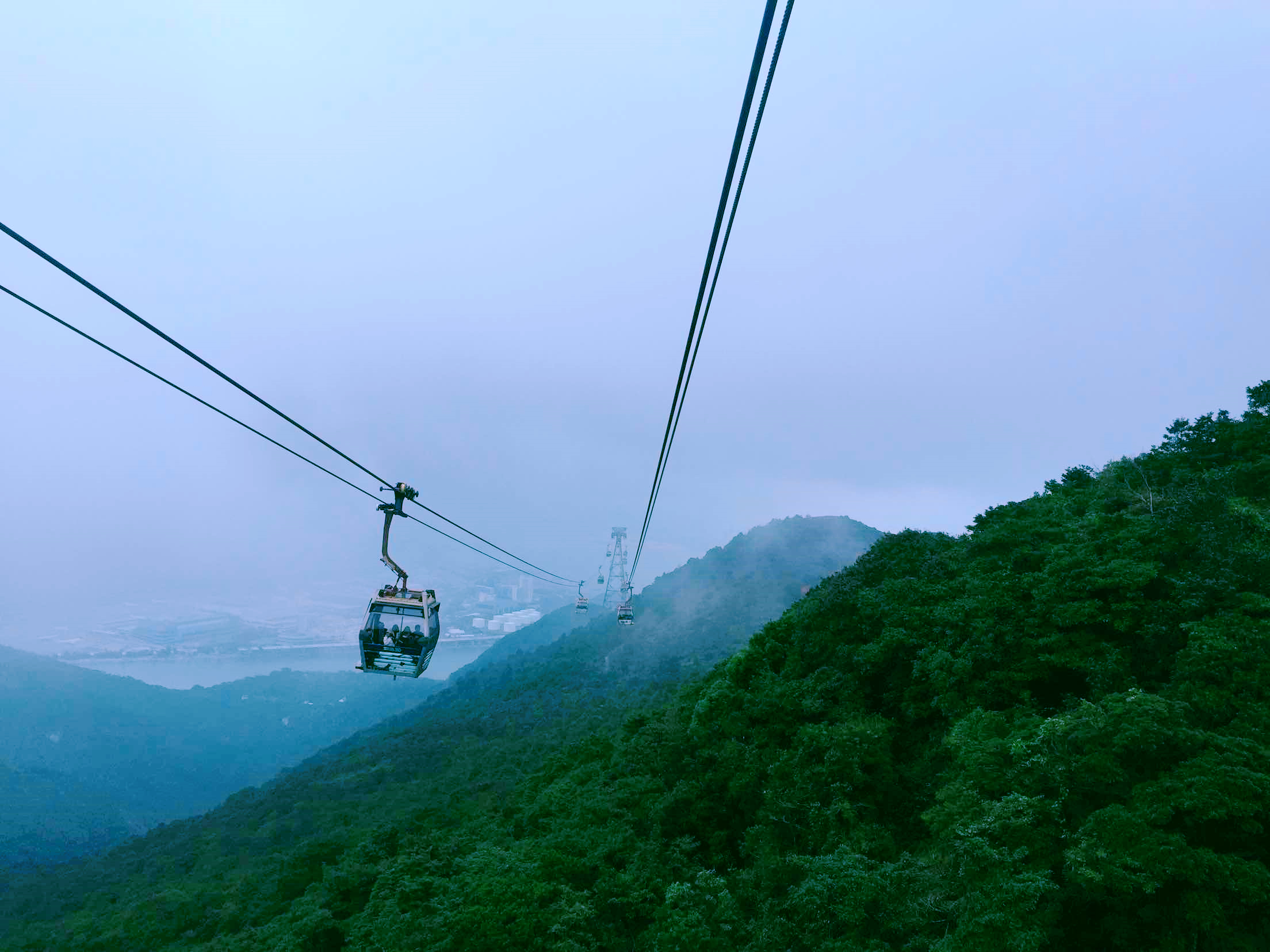 跟着旅行团来到了马岭河景区,除了他们还有像他们一样的一家三口或四