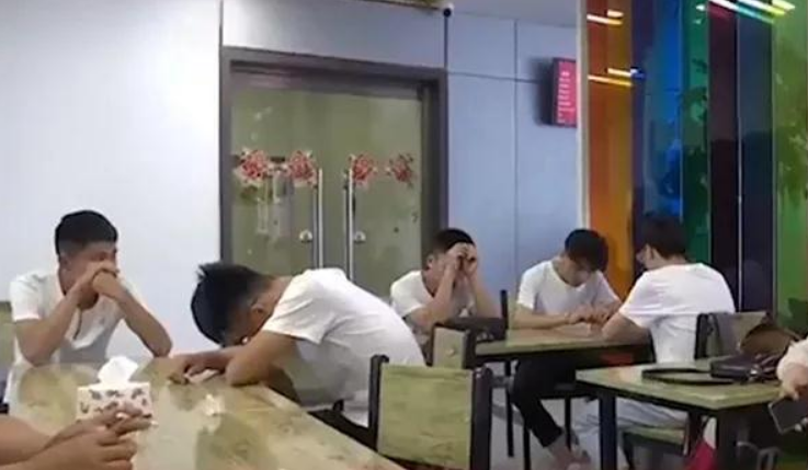 高考前，6名考生因为被困在酒店电梯，而错过高考，结果如何？