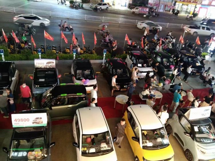 武宣舉辦新能源汽車(chē)推廣活動(dòng)，倡導(dǎo)低碳出行激發(fā)消費(fèi)新活力