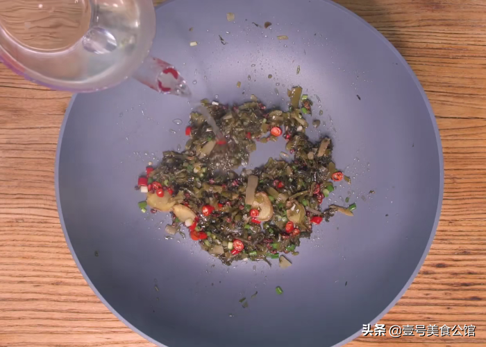 香辣版本的酸汤五花肉，酸辣爽口，肉嫩味美，吃了一次还想吃