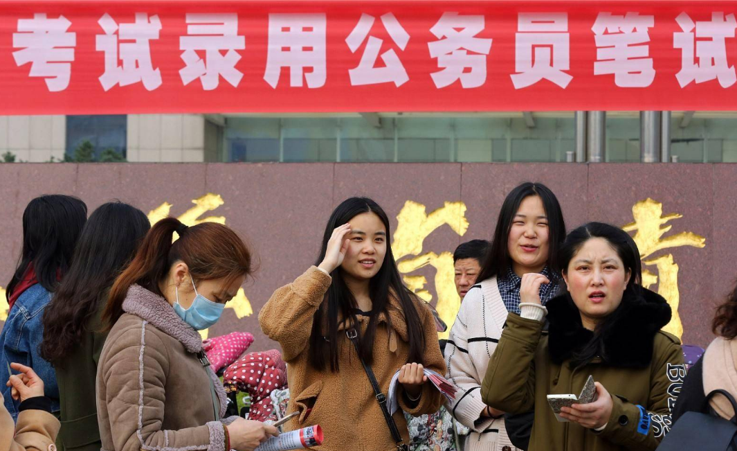 铁饭碗真的这么“香”？关晓彤顺利入编，鹿晗考了3次还未成功