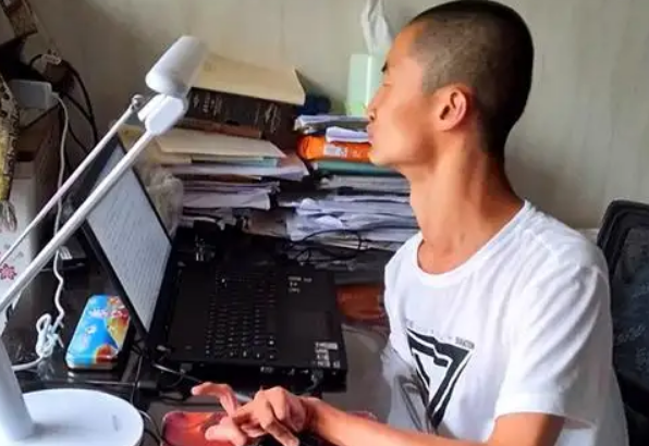 “脑瘫天才”高考262分，每科都只做选择题，如今却成985数学博士