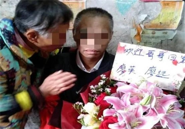 医科大大学生，因学费不足在外流浪16年，回到家后母亲早已疯癫