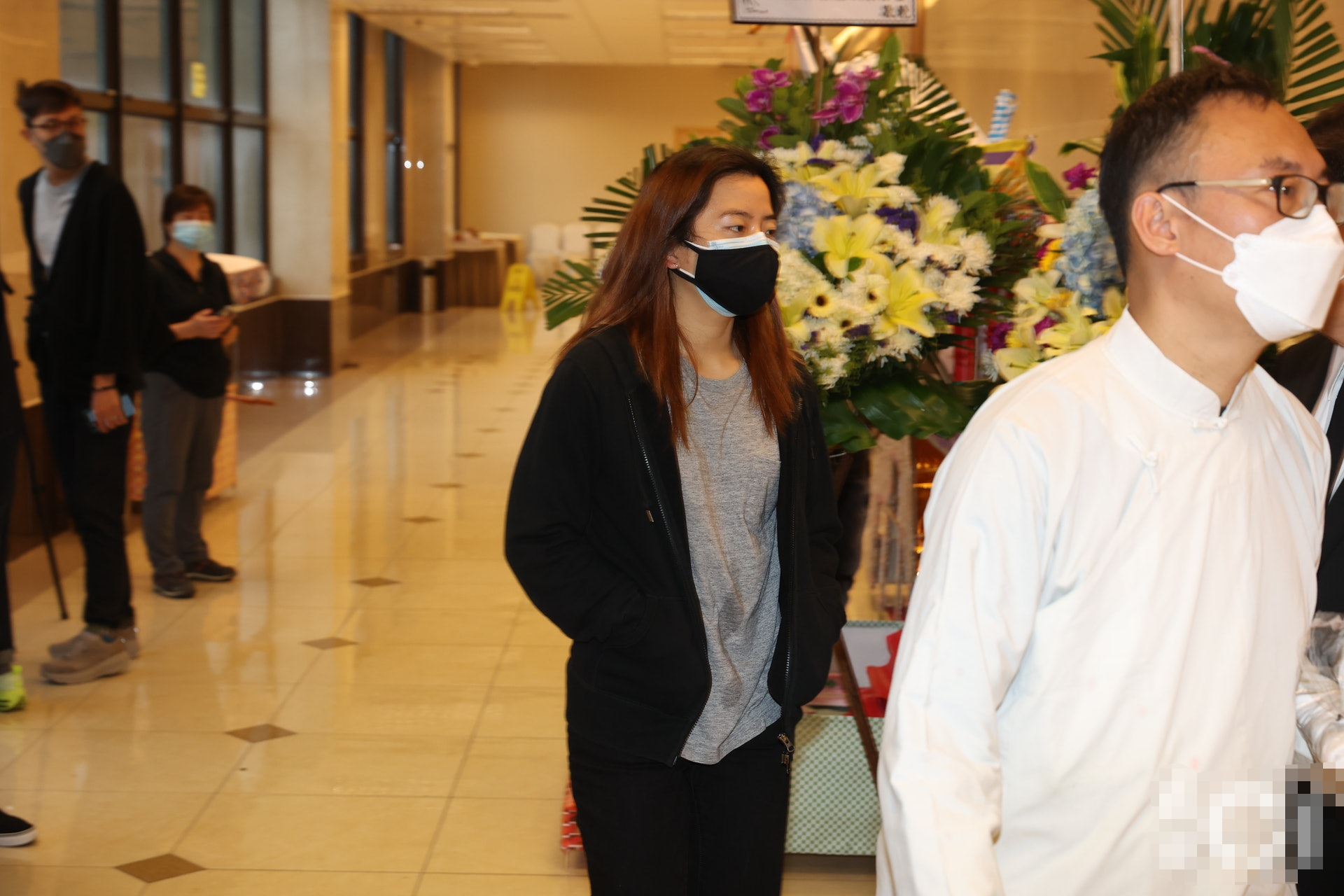 祝文君举行送别仪式！众星送花圈悼念，隐瞒病情两年独自在家吐血