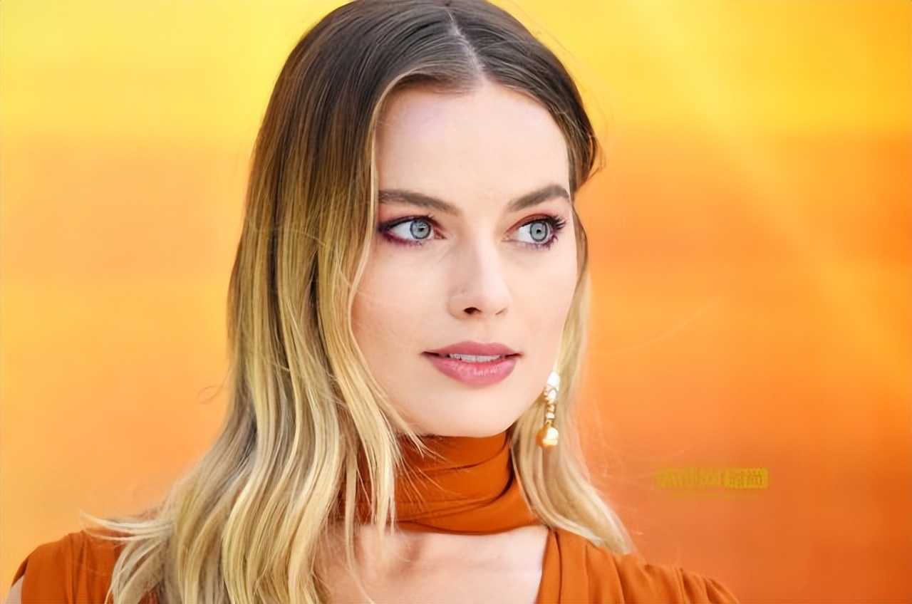 芭比娃娃也出真人版，“小丑女”扮演芭比，“高司令”凹造型