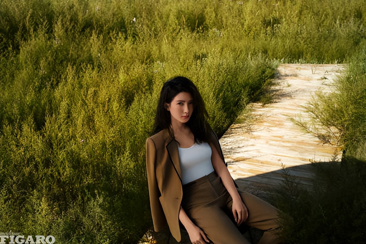 江疏影秋日故事感大片释出 多种气质穿搭复古知性