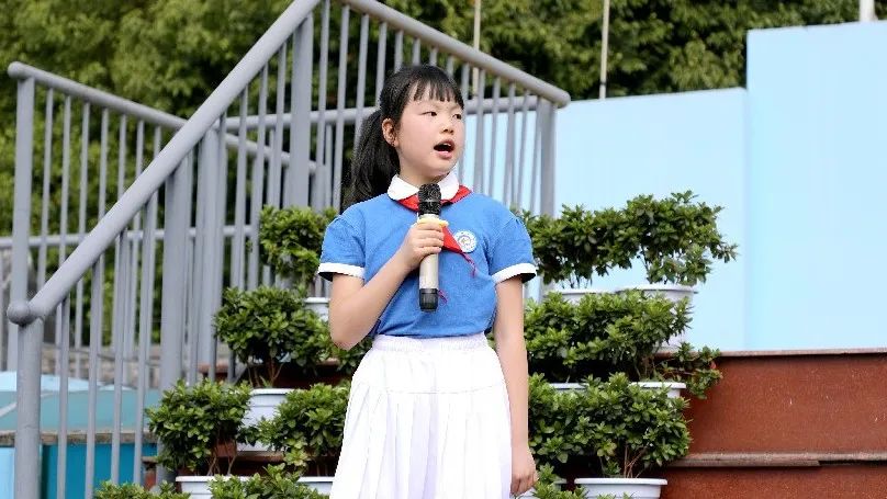 成都市双流区棠湖小学举行“5.25 我爱我”心理健康专题升旗仪式