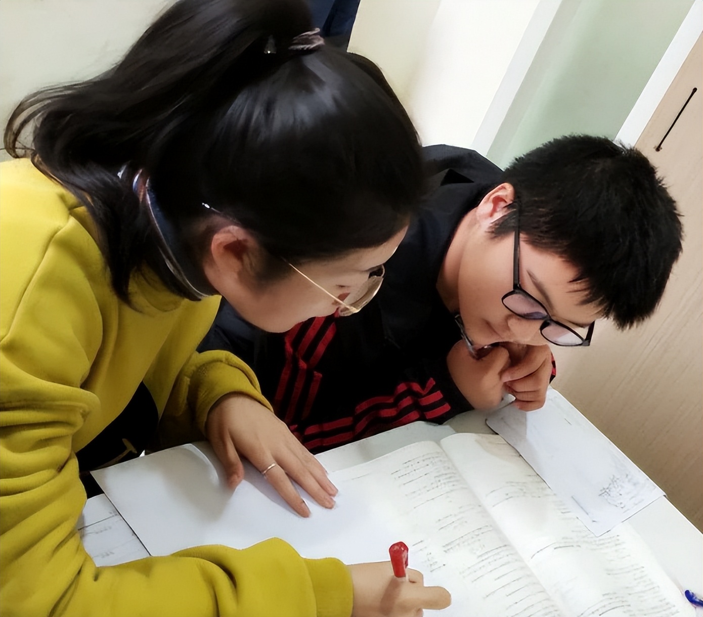 普通家庭培养个985大学生要花多少钱？算完账后，家长直呼供不起