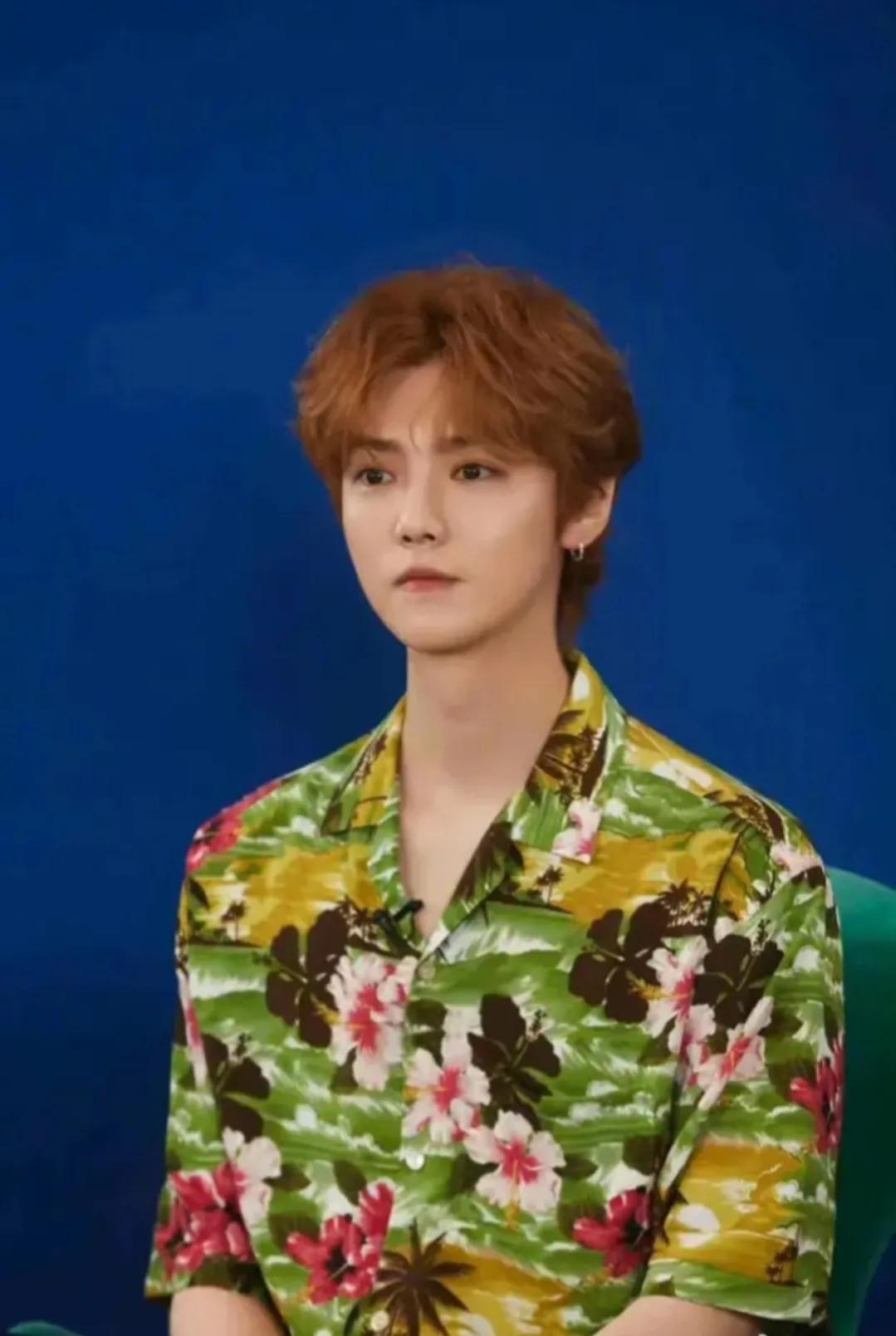 “衣服花，心不花”，他们是如何把花衬衫穿得不像“古惑仔”的？